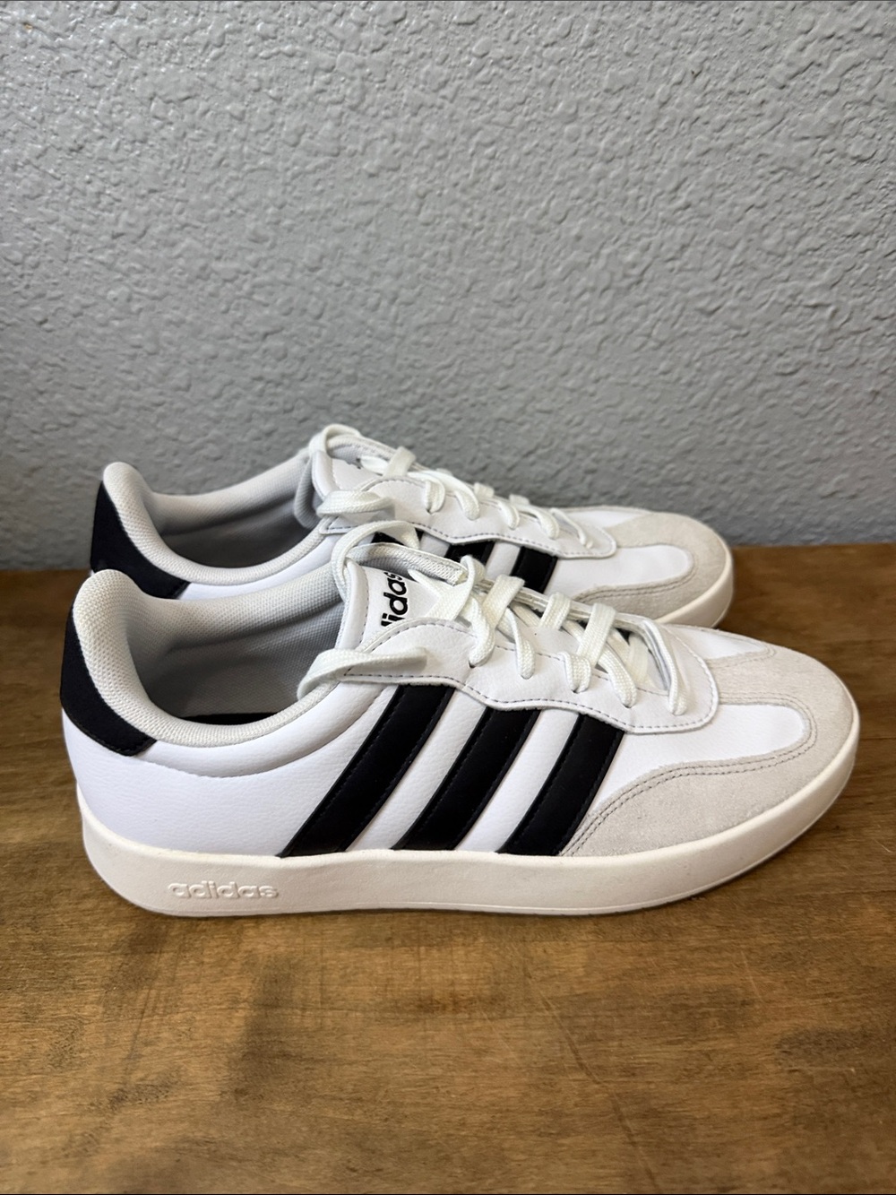 adidas Women’s White & Black Retro-Inspired Sneakers size 8.5 - Picture 3 of 7